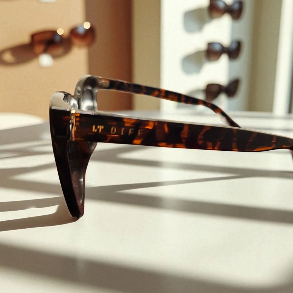 Diff Eyewear Tortoise Shell Oversized Square Sung… - image 3